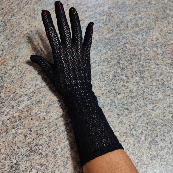 Vintage Patterned Gloves - Picture 3 of 4
